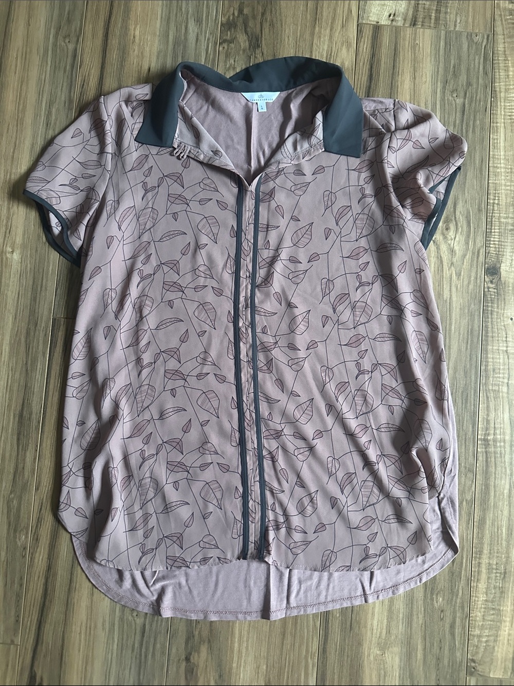 RW&CO. Dusty Rose Leaf-Print Short Sleeve Button Down Shirt with Dark Gray Trim
